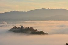 雲海に浮かぶ大野城