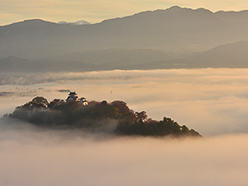 漂浮在雲海中的大野城